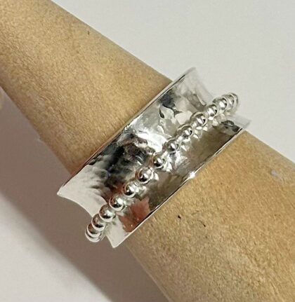 Hammered Ball spinner ring Effie